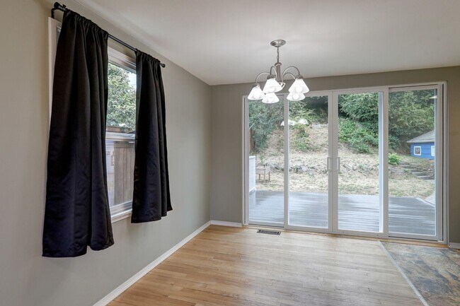 Foto del edificio - 3244 46th Ave SW