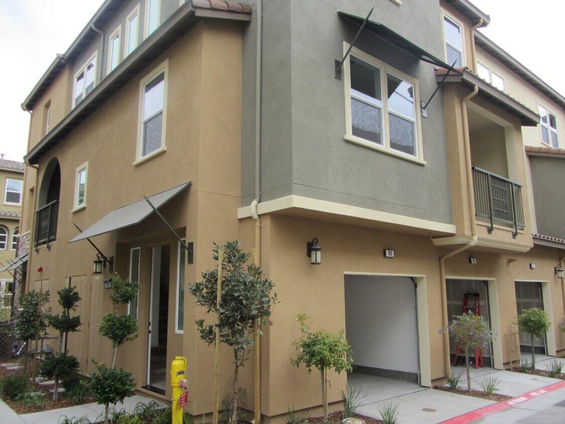 Foto principal - 2Bed/2.5Bath Sunnyvale Townhouse