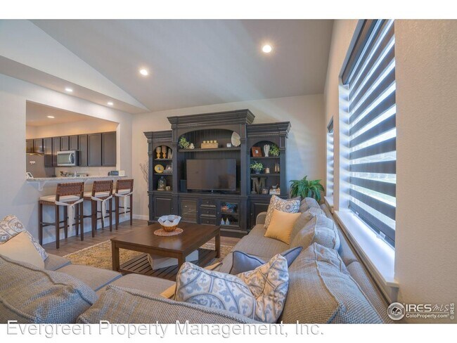 Building Photo - 3 br, 3.5 bath House - 294 E Chestnut St 1