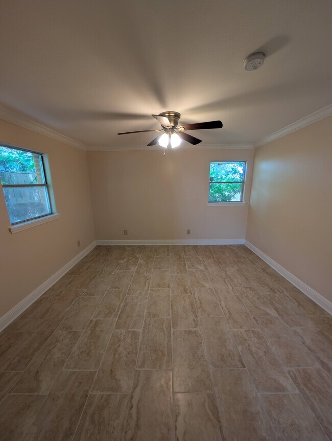 Foto del edificio - 5011 Warren Dr