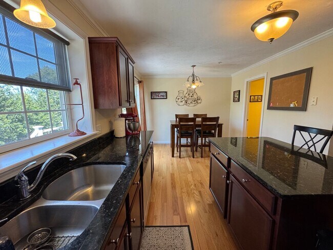 Building Photo - Updated Two-Bedroom Corner Townhouse in Lo...