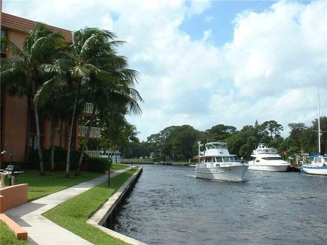 Building Photo - 900 River Reach Dr