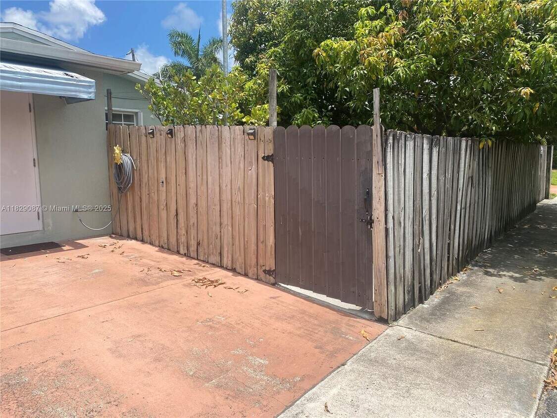 Foto principal - 7750 NW 5th St