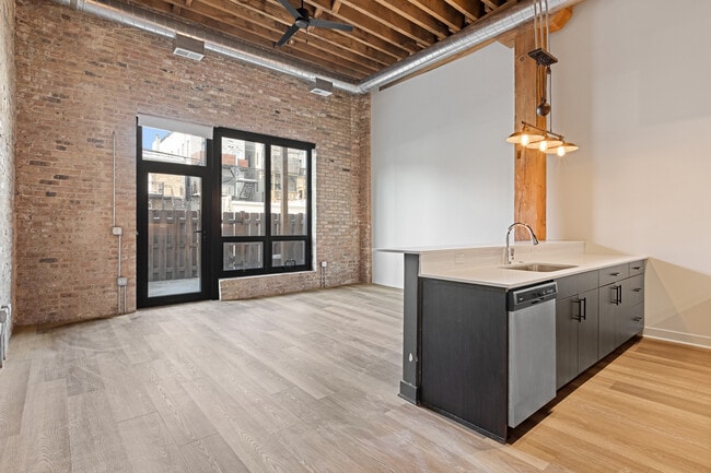 Building Photo - 818 N Wolcott Ave