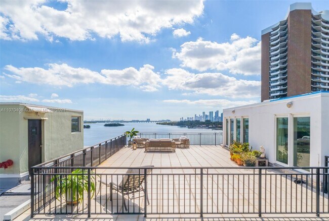 Foto del edificio - 770 NE 69th St