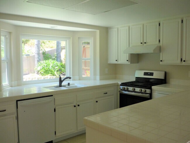 Foto del edificio - Two-story Single Family Home for rent at R...