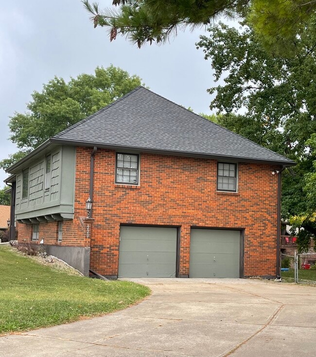 Building Photo - 220 NW Highland Ln