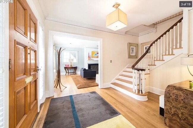 Building Photo - Stunning West Hills 5 bedroom Home with st...