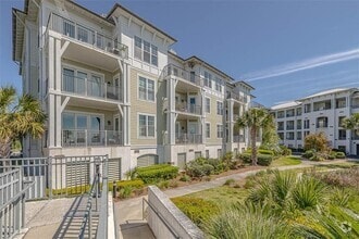 Building Photo - 10 Marina Dr