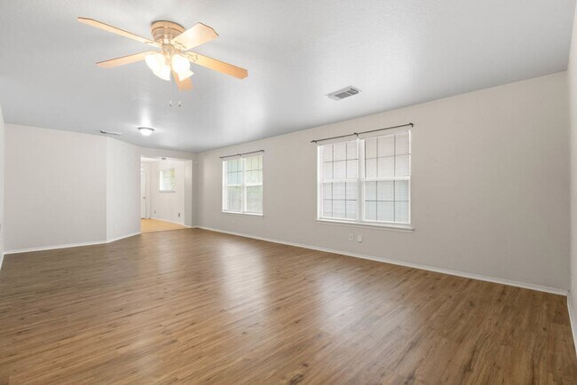 Building Photo - Charming Home Awaits: Spacious & Modern Living in a Prime Location