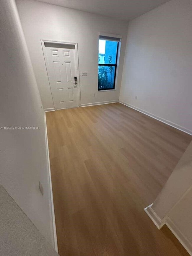 Foto del edificio - 18546 SW 2nd St