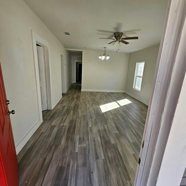 Building Photo - 1509 W Collin St