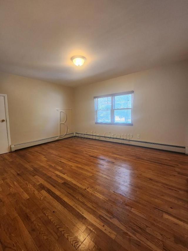 Foto del edificio - 3 bedroom in BRONX NY 10465