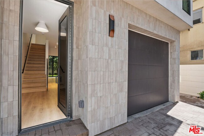 Foto del edificio - 426 Arnaz Dr