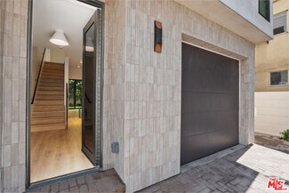 Building Photo - 426 Arnaz Dr