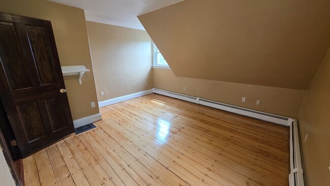 Building Photo - 547 Talbot Ave