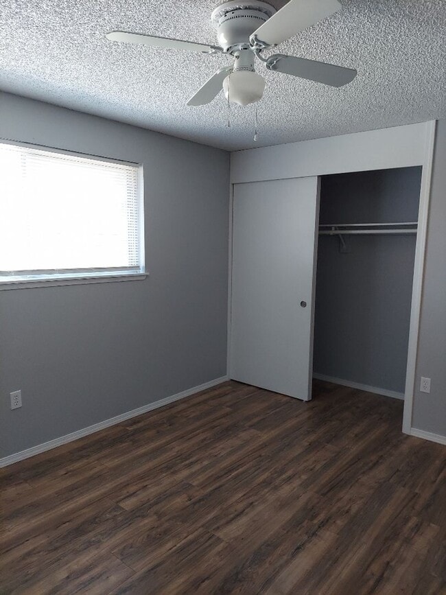 Building Photo - 1/2 off 1st month's rent - Charming Lower ...