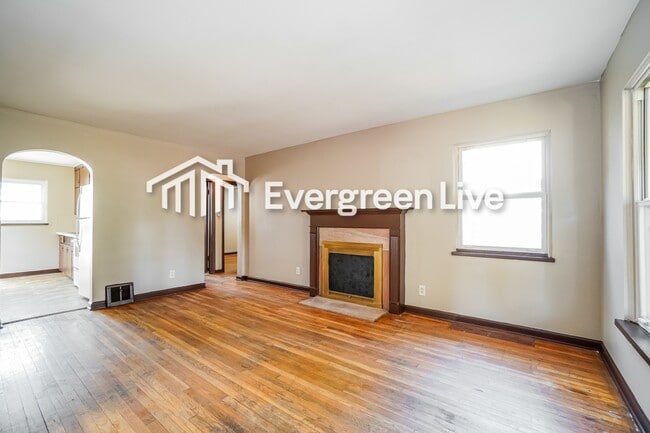 Building Photo - 567 S Weyant Ave