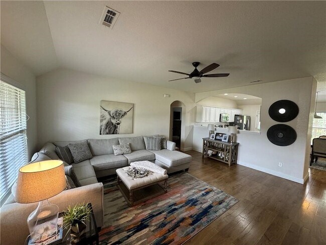 Foto del edificio - 5214 W Cross Creek Blvd
