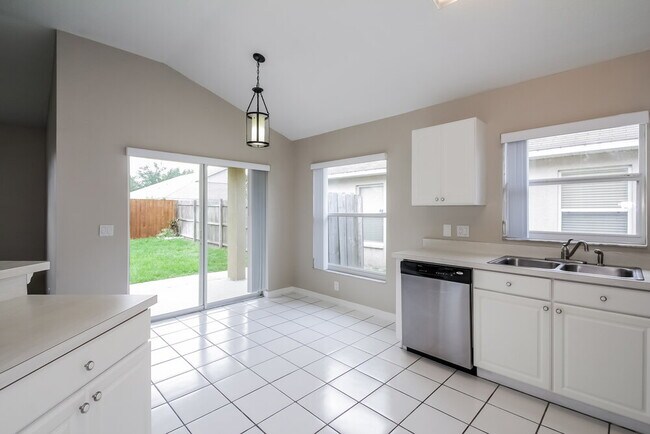 Building Photo - 9801 Laurel Ledge Dr