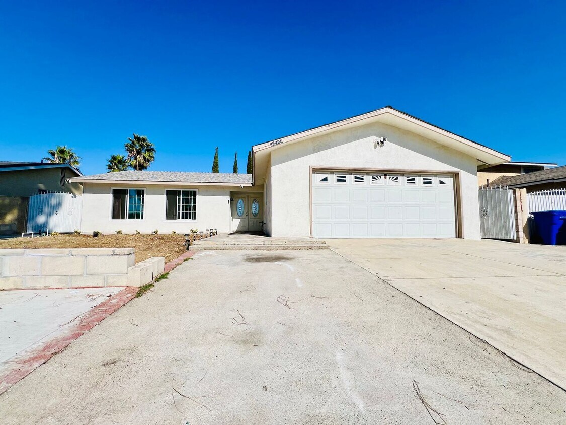 Primary Photo - Newly Renovated 4-Bedroom Home with Bonus ...