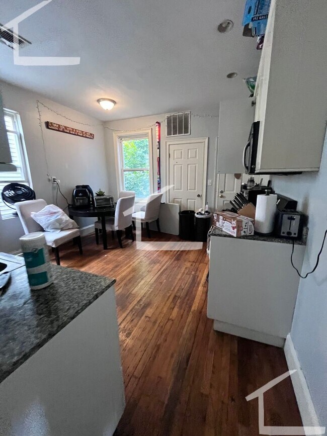 Foto del edificio - Charming 4-bed, 2-Bath Mission Hill Apt Avail for 9/1/26