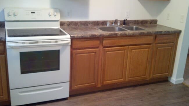Foto del edificio - Three bedroom, one bath, huge backyard