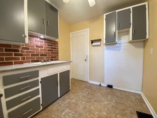 Building Photo - Two bedroom, one bathroom double in Spring...