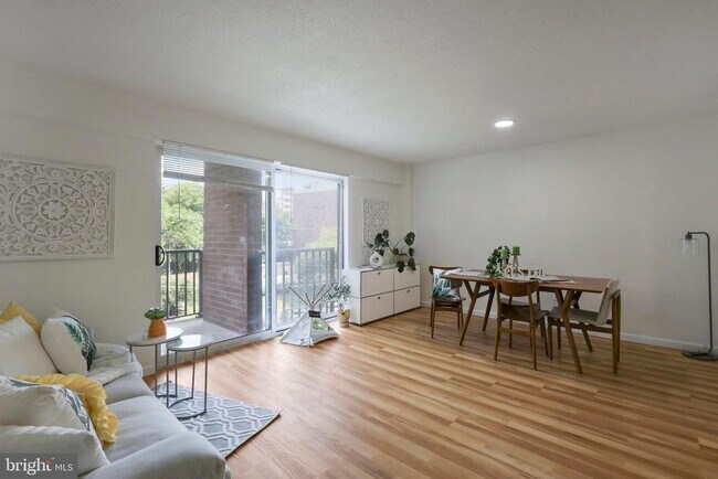 Building Photo - 1300 Army Navy Dr
