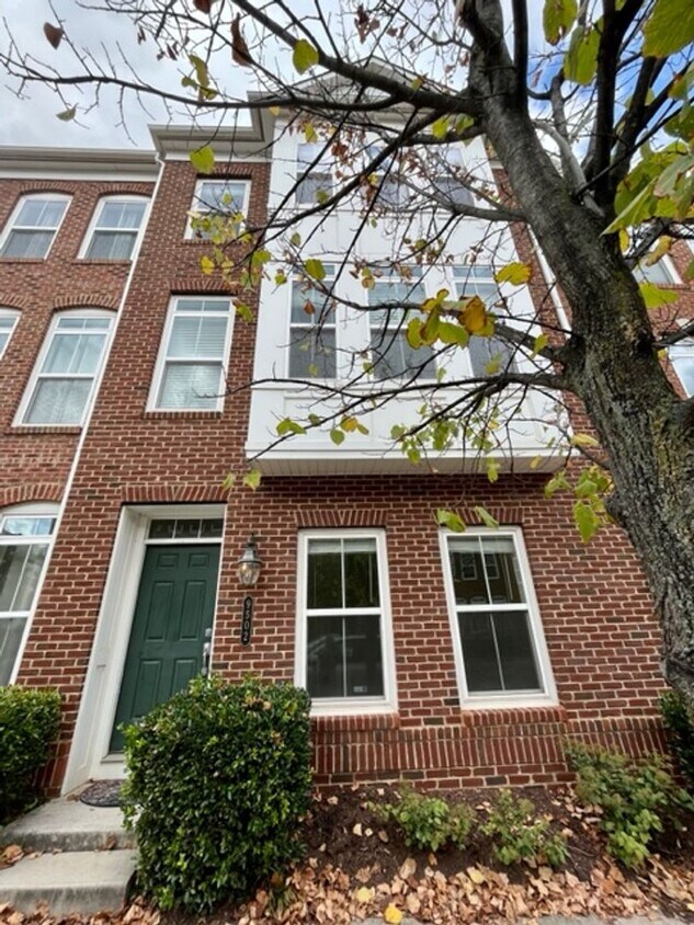 Primary Photo - Spacious and close to Metro!