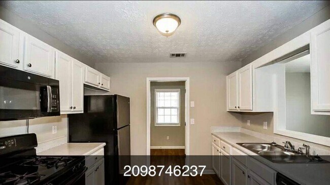 Building Photo - 201 Hunt Club Cir