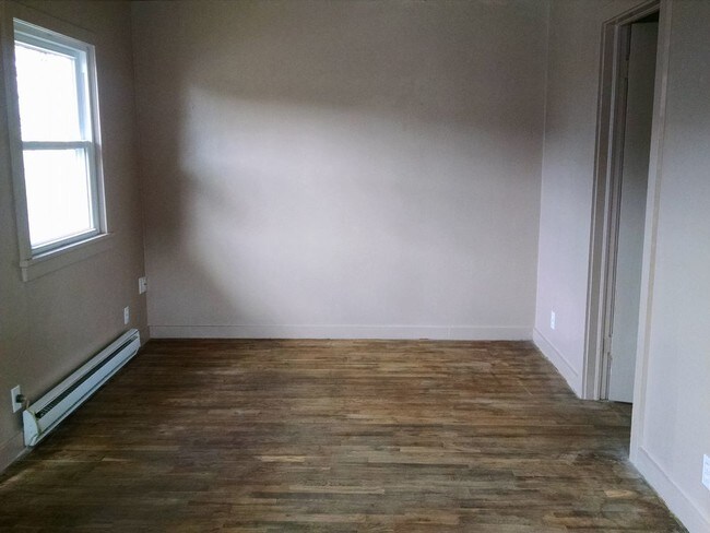 Building Photo - 1 Bedroom Duplex - Forsyth