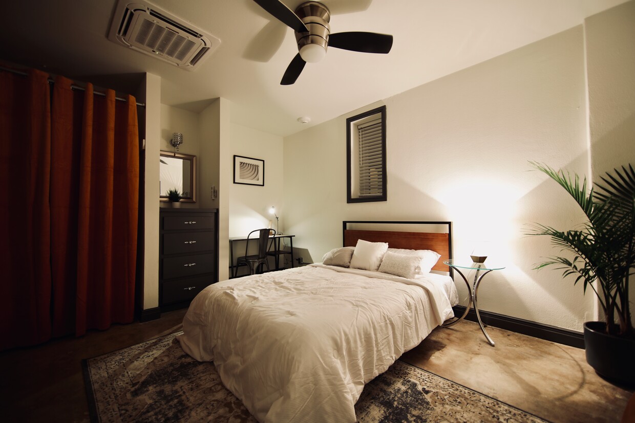 Foto principal - 201 S Chaparral St