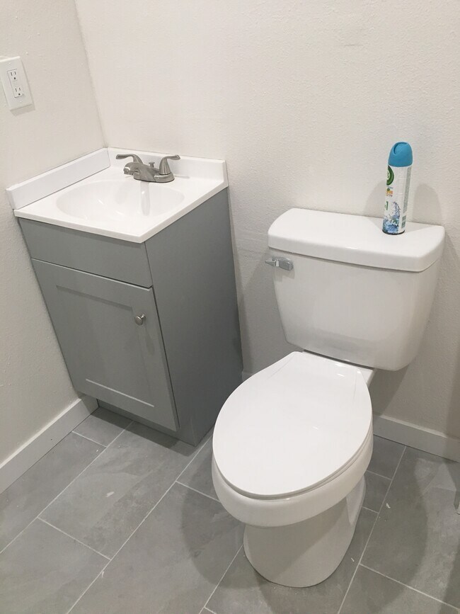 Baño - 1048 W 60th Plz