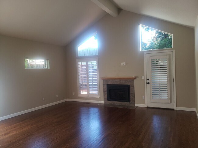 Foto del edificio - Wonderful John's Landing Updated Townhouse...