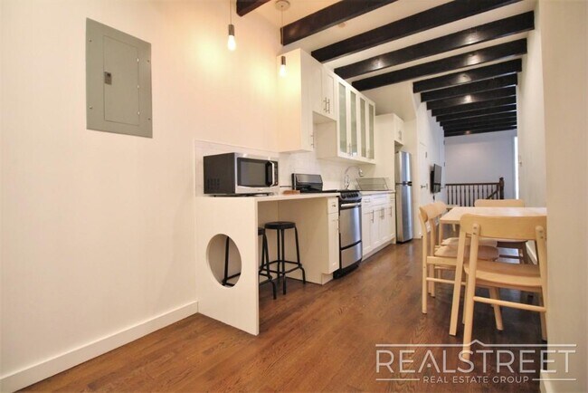 Foto del edificio - 4 Bed 2 Bath Duplex in BedStuy!