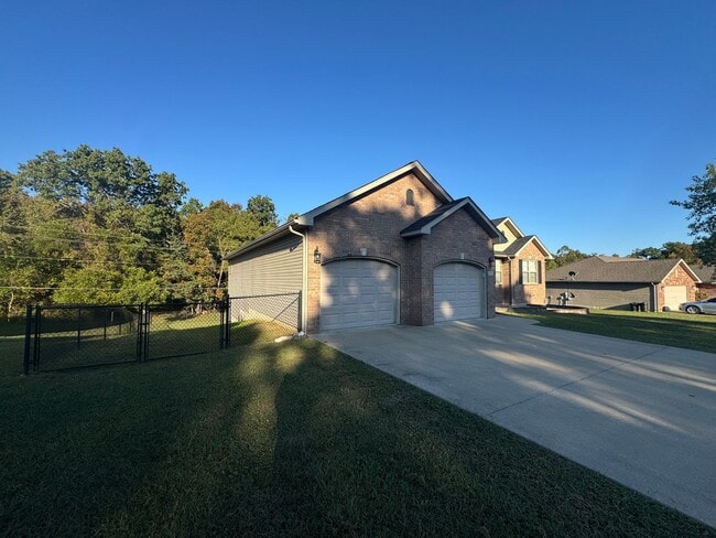 Building Photo - WELCOME HOME!