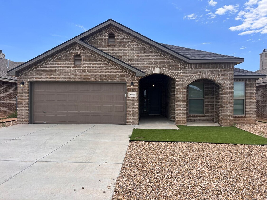Foto principal - 4 Bedroom Rental Available July 7th in Lub...