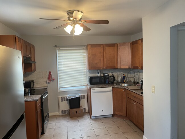 Large kitchen w dishwasher - 976 Jerusalem Ave