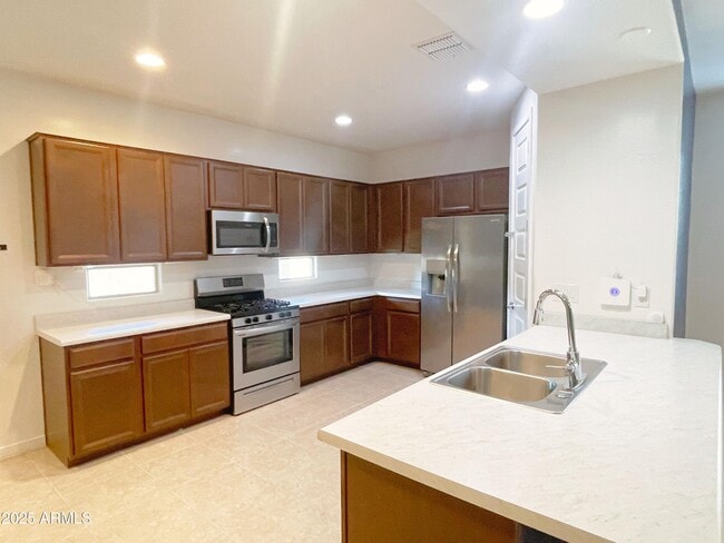 Building Photo - 2239 W Donner Dr