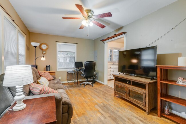 Building Photo - Cozy 2 Bed/1 Bath House, Park Like Setting, Pet Friendly, Fenced Yard