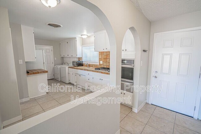 Foto del edificio - 20865 Burbank Blvd