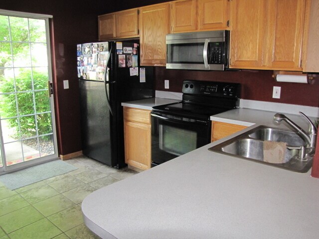 Building Photo - Great location *2Bed*1.5Bath End Unit Town...