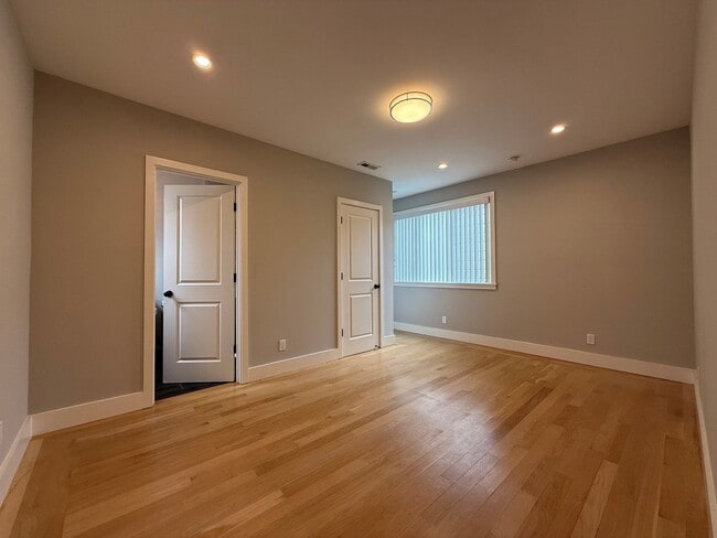 Building Photo - Spacious 1BD/1BA with In-Unit Laundry – Prime Commuter Location