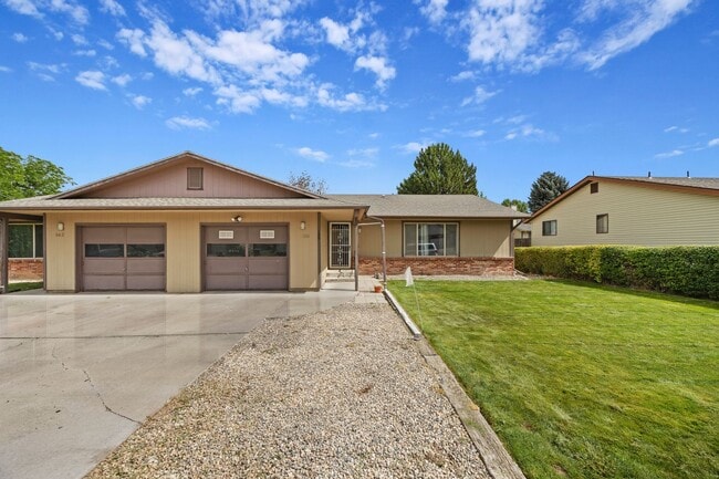 Building Photo - 3 bed, 2 bath