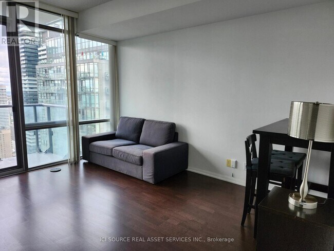 Photo du bâtiment - 832-4832 Bay St.