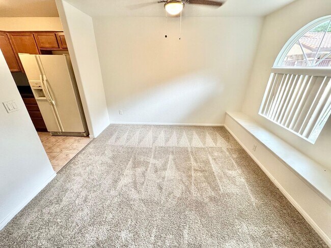 Foto del edificio - SPACIOUS 3 BEDROOM GROUND FLOOR CONDO