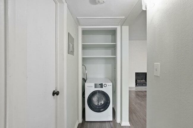 Optimice su espacio habitable con un práctico rincón de lavandería. - LaRonja Apartments