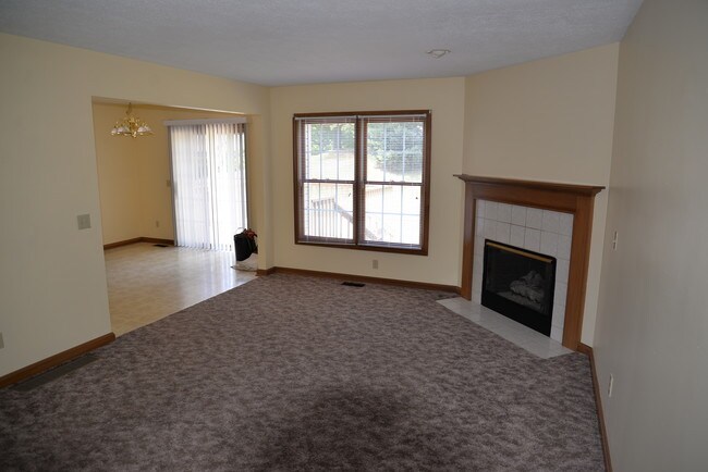 Sala de estar - 1041 Applegrove St NW