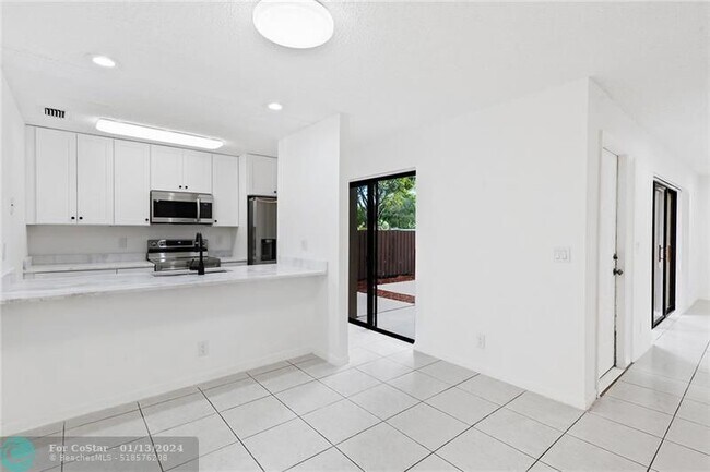 Building Photo - 3917 Cocoplum Cir